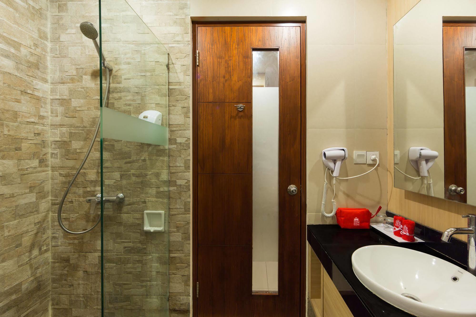 Zen Rooms Kuta Tuban Suites エクステリア 写真