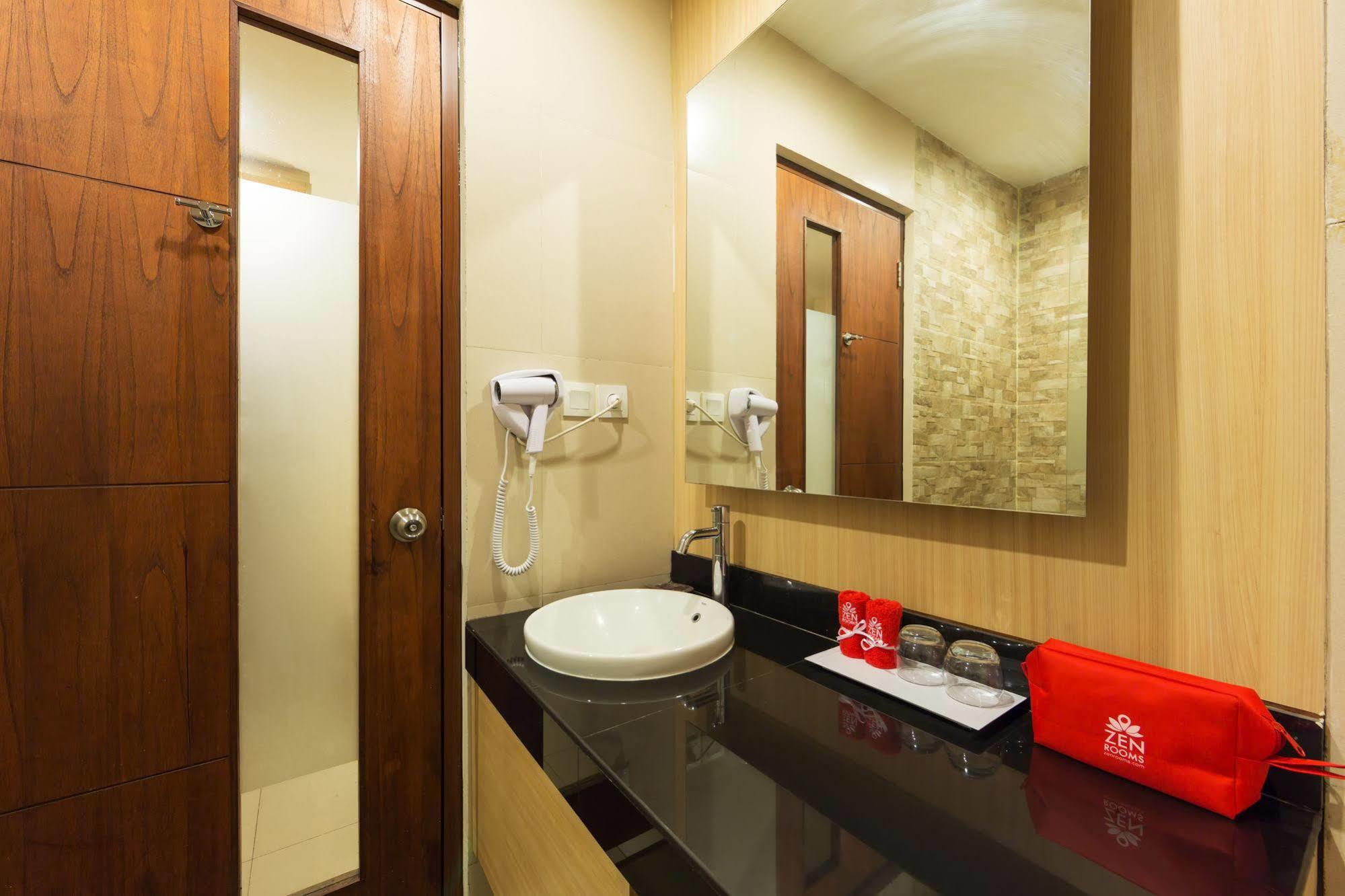 Zen Rooms Kuta Tuban Suites エクステリア 写真