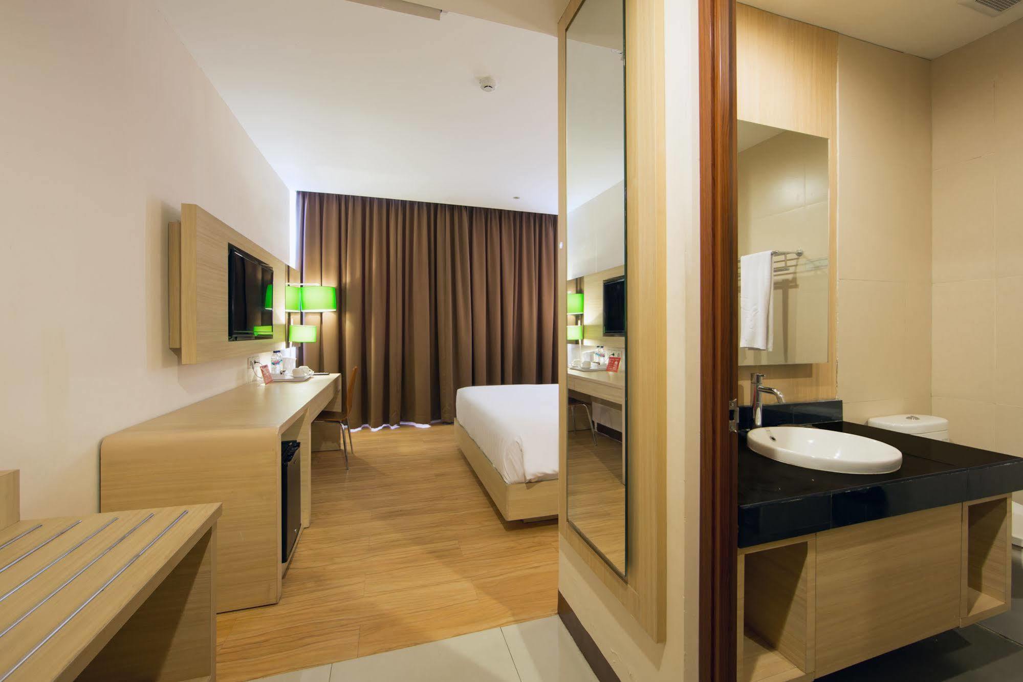 Zen Rooms Kuta Tuban Suites エクステリア 写真